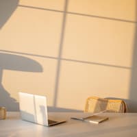 Sternzeichen Erfolg im Beruf Laptop und Notizheft