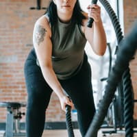 Mehr Sport treiben Frau macht Sport im Fitnessstudio