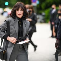 Ein Long Bob mit Pony vereint zwei beliebte Frisuren für Frauen ab 50. Frau trägt einen Long Bob mit Pony.