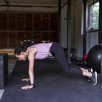 Burpees sind eine tolle Übung für den ganzen Körper. Frau macht Burpee Box Jumps