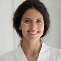 Welche Gesichtscreme für empfindliche Haut geeignet ist, liest du hier. Frau mit Creme im Gesicht
