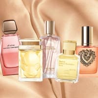 Parfum-Neuheiten testen wir immer gern aus. Verschiedene Parfums auf einem seidigen Hintergrund