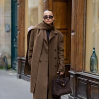 Scoats sind DER Mantel-Trend des Jahres Frau in einem Scoat