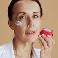 Welches die beste Gesichtscreme ab 50 ist, erfährst du hier. Frau trägt Gesichtscreme auf