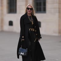 Ein Mantel von H&M sieht aus wie vom Designer. Frau in schwarzem Mantel
