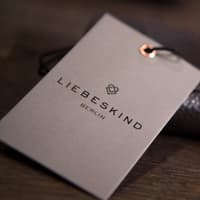 Liebeskind Berlin hat besonders schöne Taschen. Graues Etikett der Marke Liebeskind Berlin