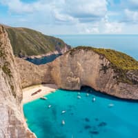 Der Navagio Beach liegt auf der griechischen Insel Zakynthos. Navagio Strand mit Klippen und türkisfarbenem Wasser.