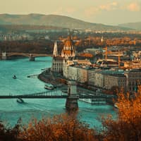 Budapest ist ein tolles Reiseziel für Touristen. Ein Blick auf die Häuser von Budapest am Wasser.