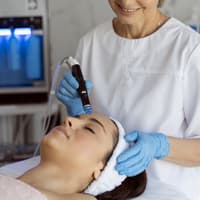Die HydraFacial Behandlung wird mit einer speziellen Vakuum-Technologie durchgeführt. Hydrafacial Behandlung