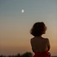 Welche Sternzeichen im Leben einfach immer wieder auf die Beine kommen, liest du hier. Frau schaut in Abendhimmel