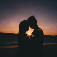 Welche Sternzeichen sich im Juli auf großes Liebesglück freuen dürfen, erfährst du hier. Pärchen vor Sonnenuntergang