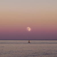 Was dein Sternzeichen noch bis Ende der Woche erwartet, liest du hier. Mond überm Meer