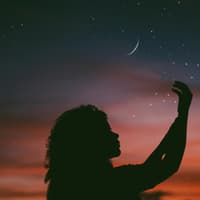 Für 3 Sternzeichen wird der Oktober zum besten Monat des Jahres. Frau unter Sternenhimmel