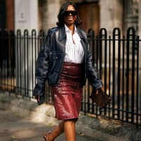 Klassische Lederjacken sind im Hemdschnitt besonders stylish. Frau in Glattlederjacke