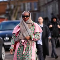 So wickelst du deinen kuscheligen Schal ganz einfach zum Balaclava. Frau trägt Schal um den Kopf gewickelt