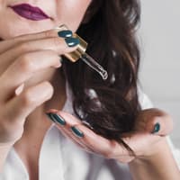 Frau trägt Haaröl auf Frau trägt Haaröl auf