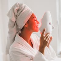 Frau mit LED-Maske Frau mit LED-Maske