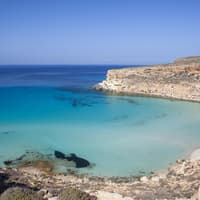 Das Wasser in der Spiaggia dei Conigli auf Lampedusa ist ein echter Traum. Die Spiaggia dei Conigli auf Lampedusa mit klarem Wasser.