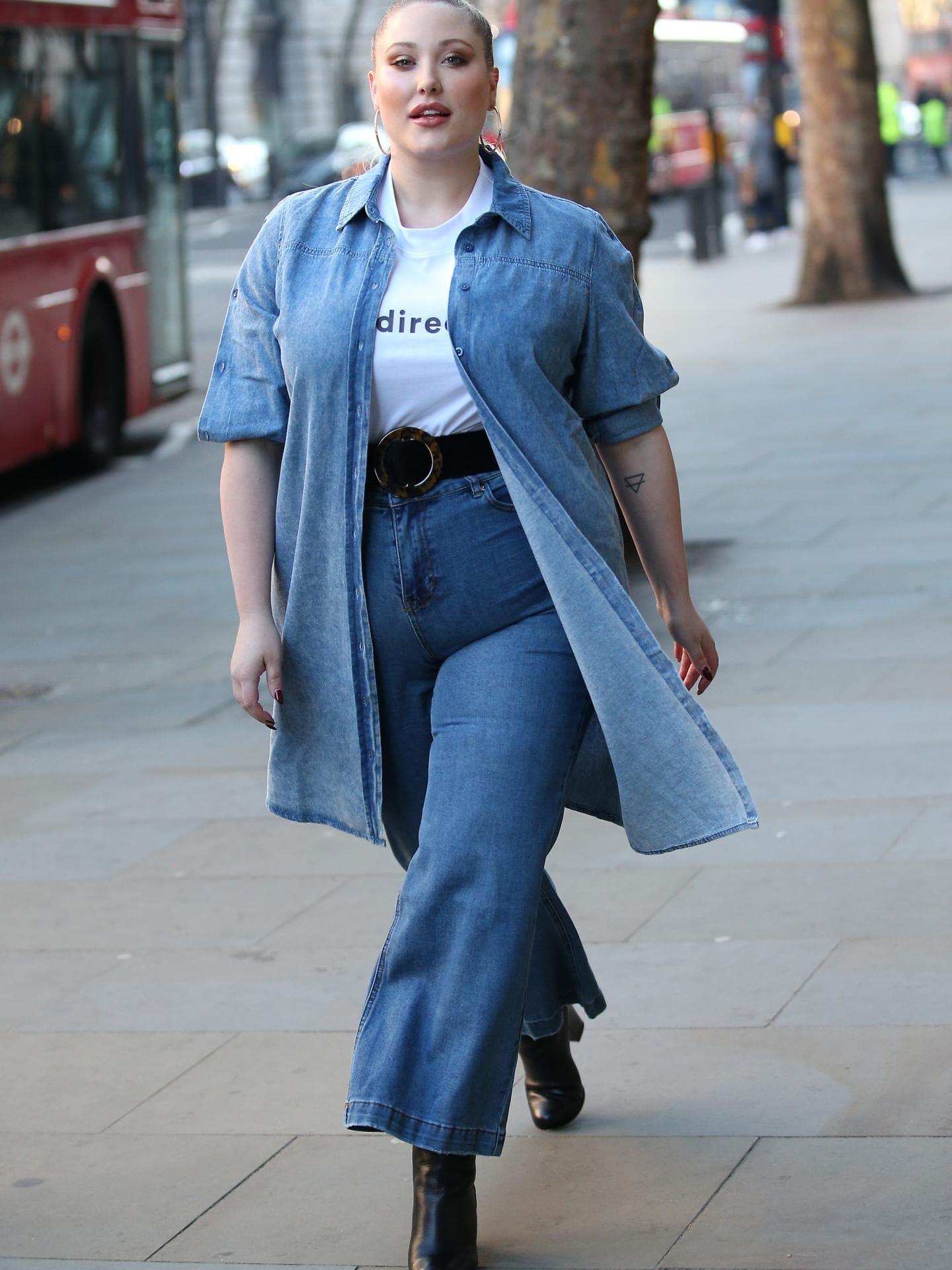 Hayley Hasslehoff trägt High Waist Hose Hayley Hasslehoff trägt High Waist Hose