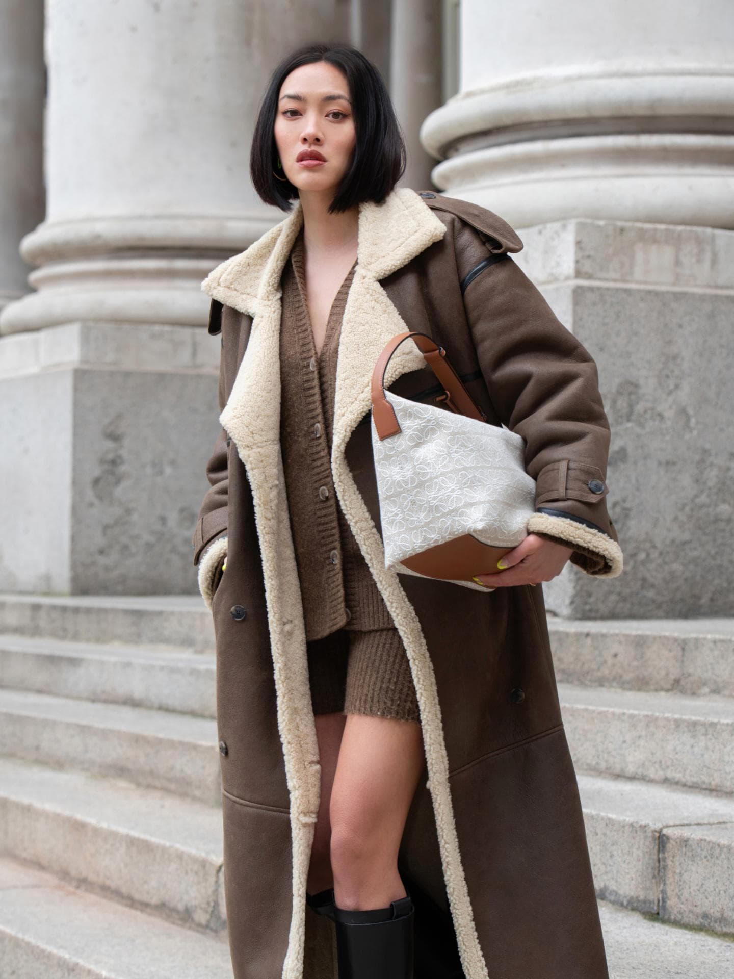 Frau mit braunem Shearling Mantel