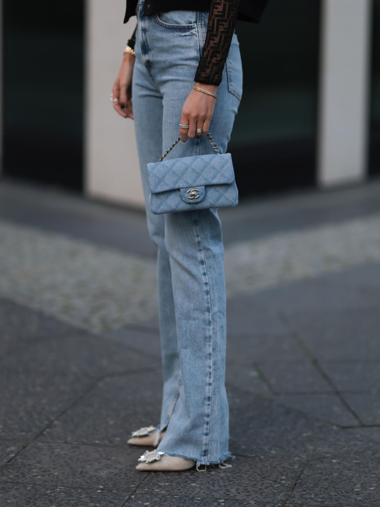 Frau mit hellblauer Jeanshose
