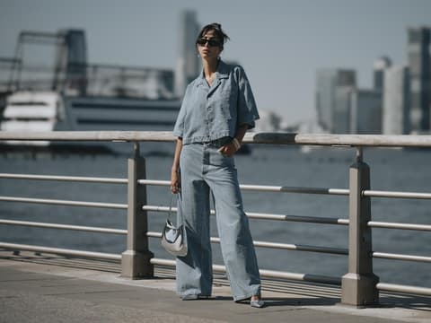 weite Jeans kombinieren Frau trägt weite Jeans mit Jeans Oberteil weite Jeans kombinieren