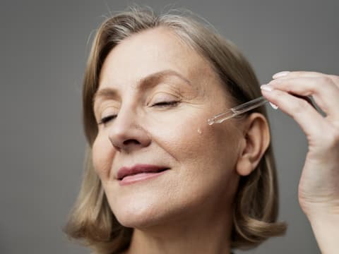 Centella asiatica ist der Wirkstoff für tolle Haut. Frau verwendet Gesichtsserum
