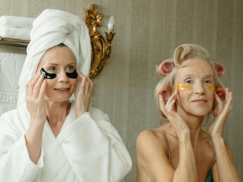 3 Dermatologen-Tipps, wie du deine Haut straff hälst. Zwei ältere Frauen im Badezimmer
