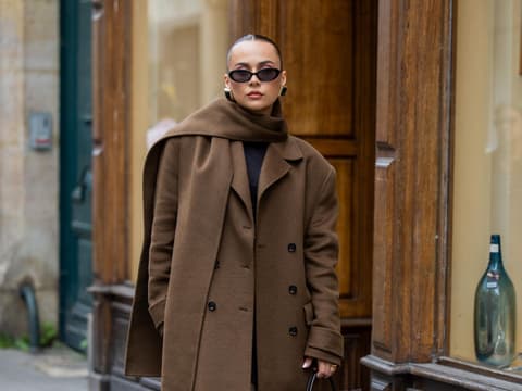 Scoats sind DER Mantel-Trend des Jahres Frau in einem Scoat