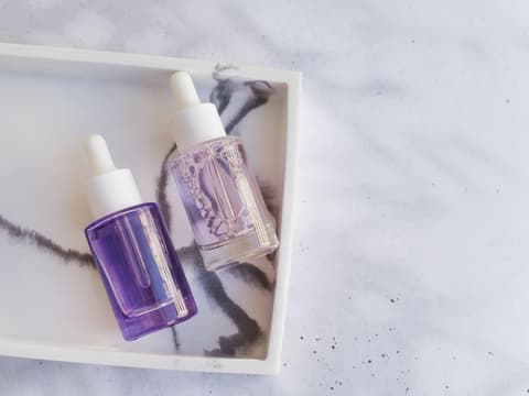 Was ist besser, Bakuchiol oder Retinol? Wir ziehen den Vergleich. Seren in Glasfläschchen