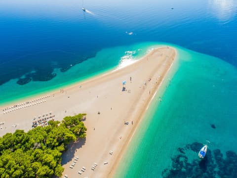 Der kroatische Strand Zlatni Rat ist ein echter Geheimtipp. Spitz zulaufender Zlatni Rat Strand in Kroatien.