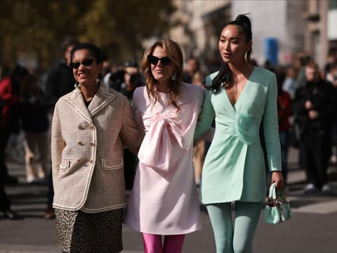 Welcher zauberhafte Pastellton DIE Trendfarbe im Frühling 2025 ist? Wir verraten es dir. Drei Frauen in frühlingshaften Outfits.