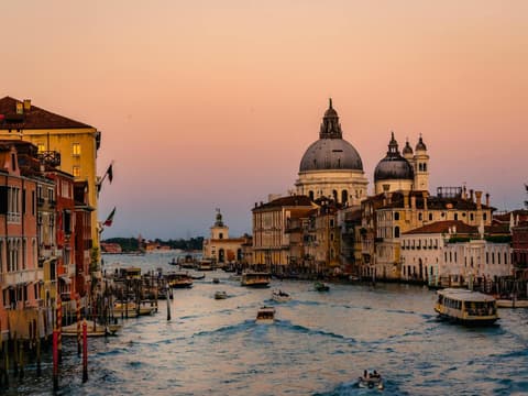 Venedig gehört zu den beliebtesten Städten in Italien. Blick Auf Den Canale Grande Und Die Basilika Von Venedig Bei Sonnenuntergang.