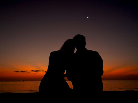 Drei Sternzeichen erwartet im Oktober ganz viel Romantik! Ein Pärchen schaut zusammen in den Nachthimmel