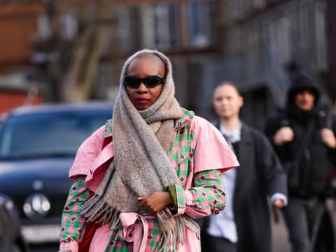 So wickelst du deinen kuscheligen Schal ganz einfach zum Balaclava. Frau trägt Schal um den Kopf gewickelt