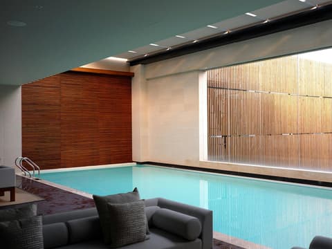 In Deutschland gibt es einige tolle Spa-Hotels. Großer Indoor-Pool mit Fensterfront.