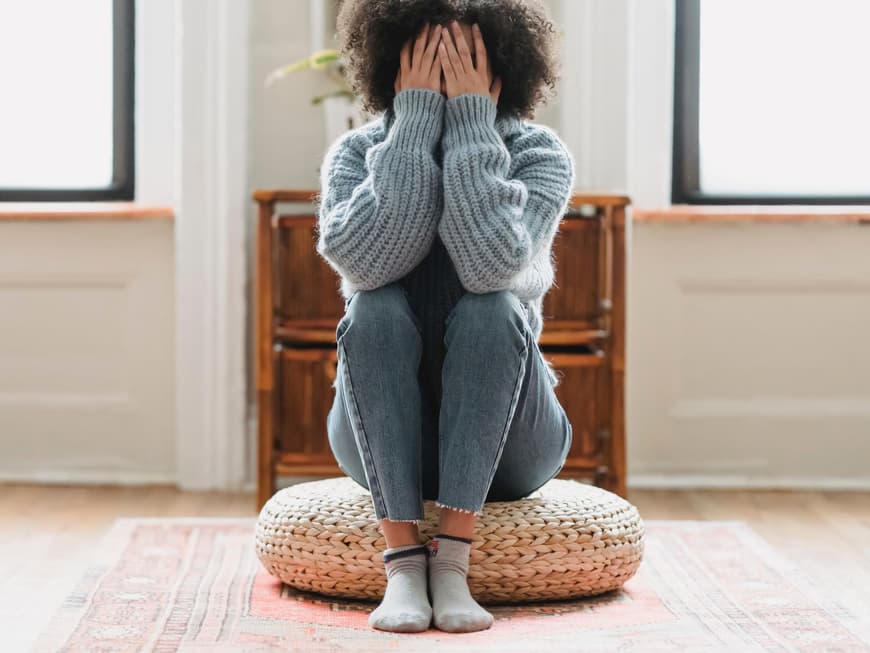 Depressionen Symptome Frau ist traurig