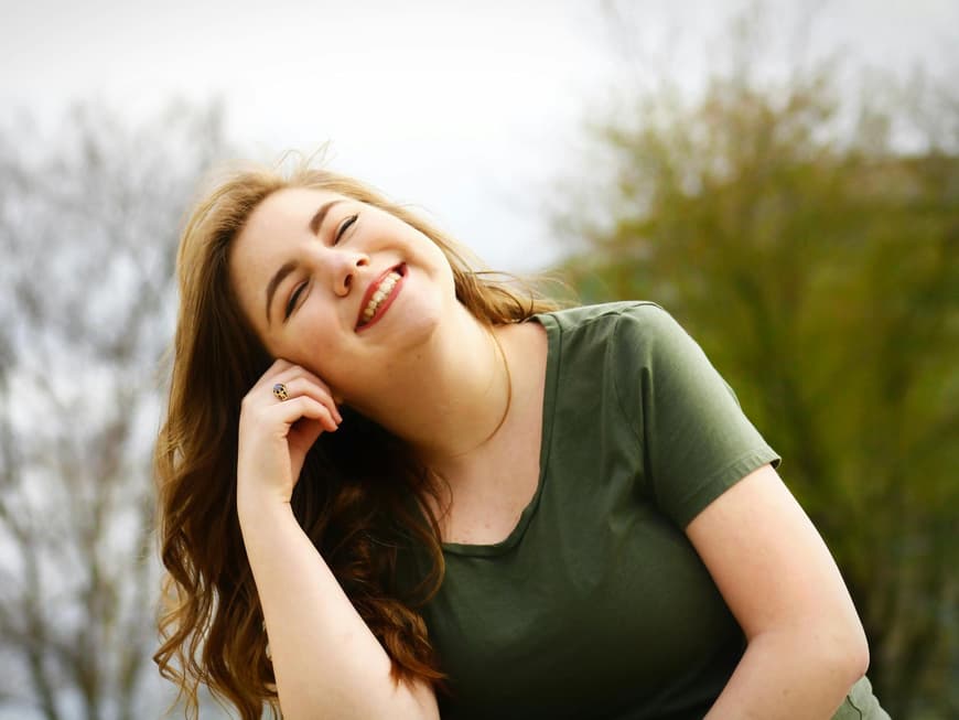 Psychologie Glückliche Frau in der Natur