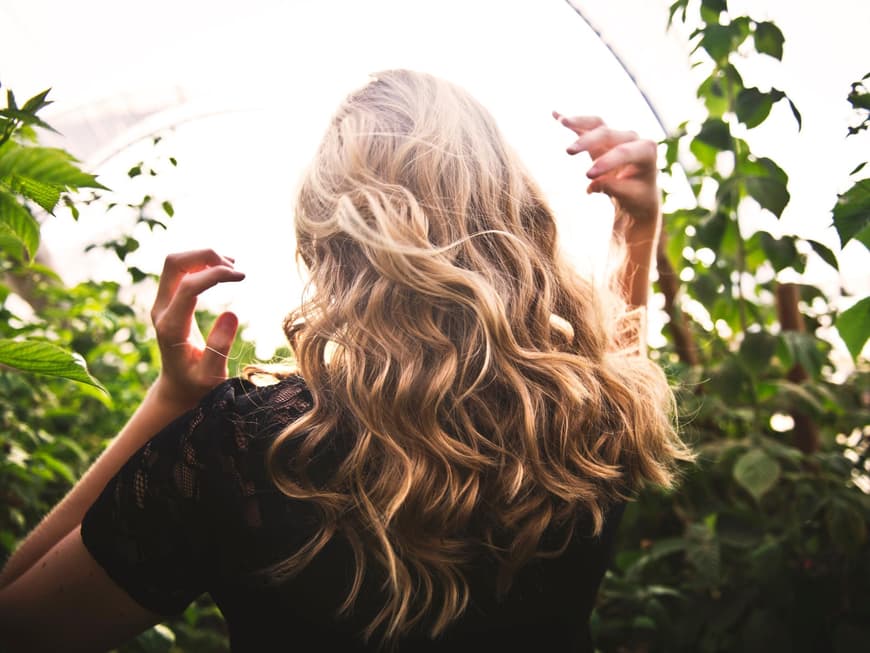 Haare entfärben Hausmittel Blonde Frau von hinten