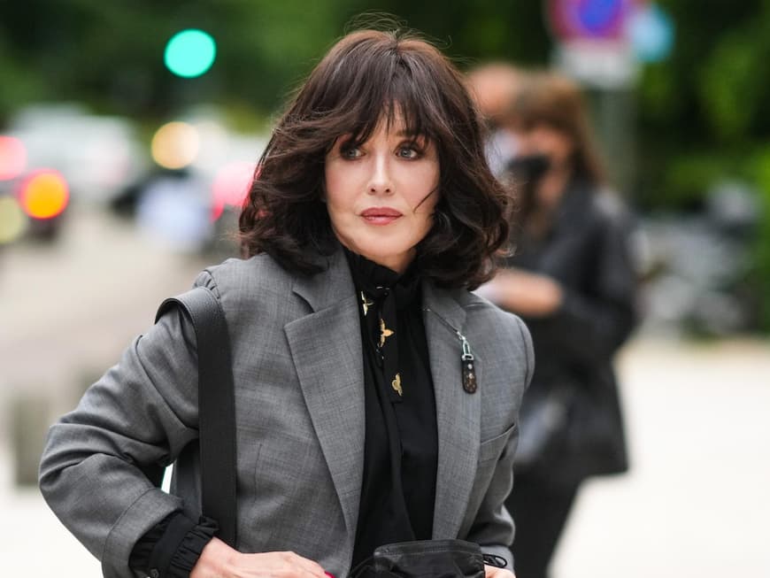 Pony Frisuren für Frauen ab 50 sind angesagter denn je. Frau mit dunklem Longbob und Pony