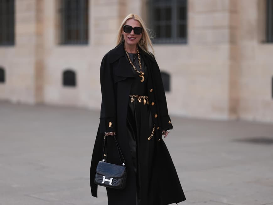 Ein Mantel von H&M sieht aus wie vom Designer. Frau in schwarzem Mantel