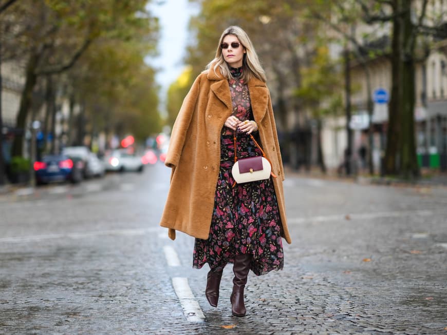 Hier erfährst du alles zum Thema Mode. Stylish gekleidete Frau