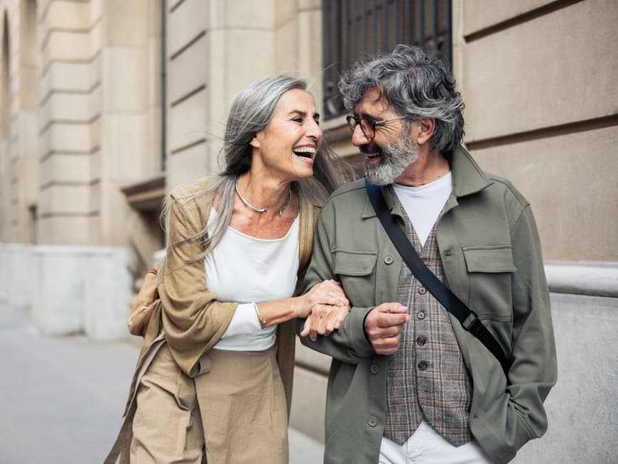 Wir geben Tipps und Infos rund um die Liebe und Partnerschaft. Älteres Pärchen lacht zusammen