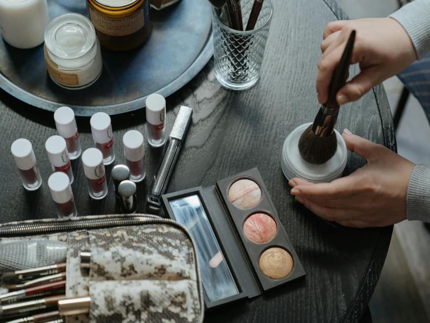 Make-up ist für viele Frauen ein wichtiger Step in ihrem Alltag. Verschiedenes Make-up auf einem dunklen Holztisch.