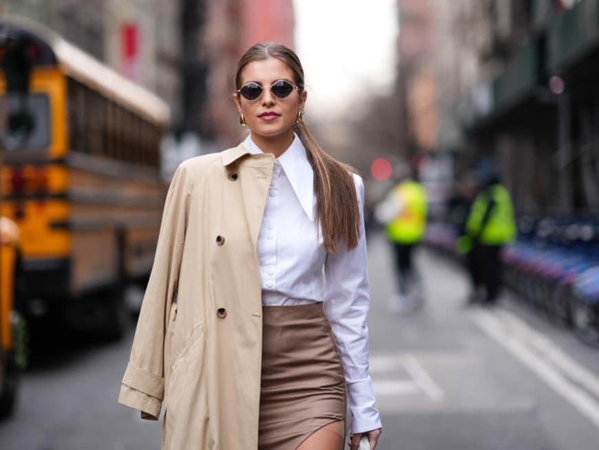 Welcher Trenchcoat von H&M top Bewertungen hat, erfährst du hier. Frau trägt einen beigefarbenen Trenchcoat