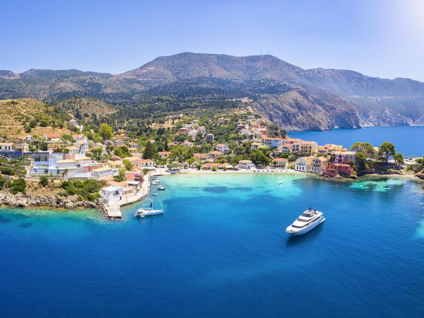 Kefalonia erinnert mit seinen Häusern und Buchten an Kreta. Aufnahme aus der Luft von der Küste von Kefalonia.