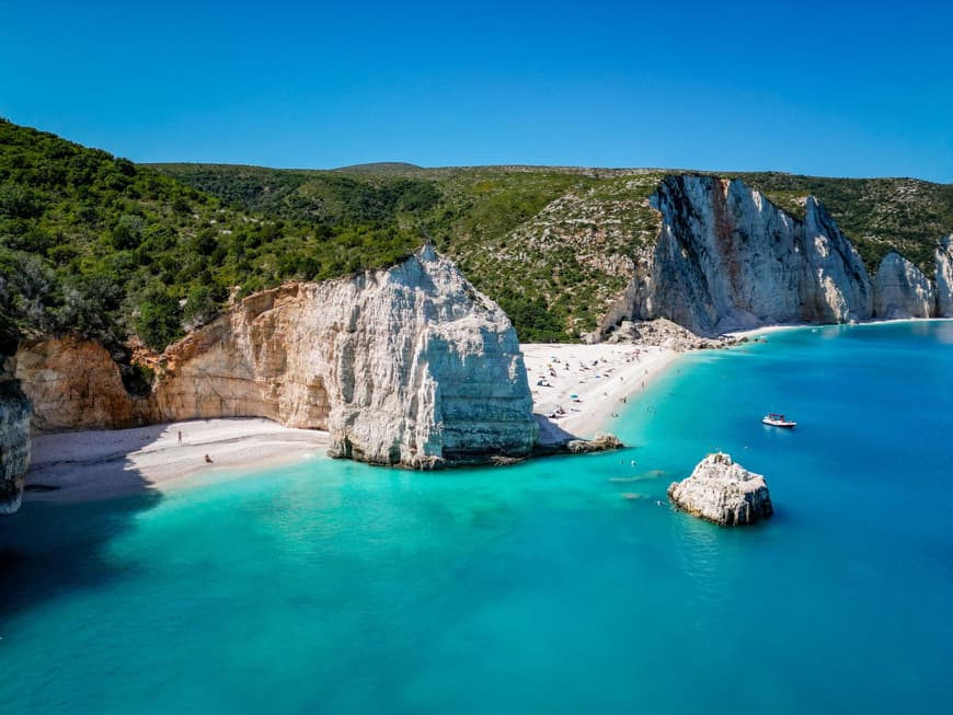 Kefalonia überzeugt mit traumhaft schönen Stränden. Die Küste, der Strand und das Meer von Kefalonia von oben.