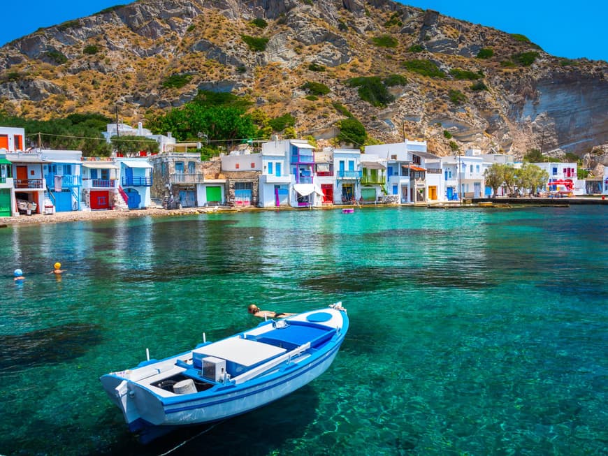 Direkt am Meer stehen auf Milos einige bunte Häuser. Bunte Häuser direkt am Meer auf der griechischen Insel Milos.