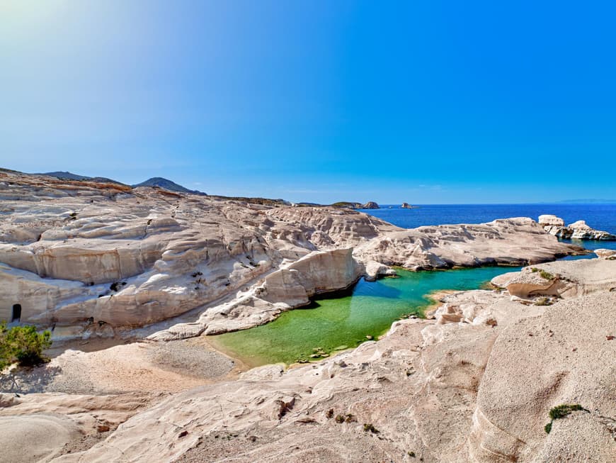 Die Strände und das Meer auf Milos versprühen einen besonderen Charme. Der Strand mit einer vulkanischen Landschaft auf der Insel Milos.