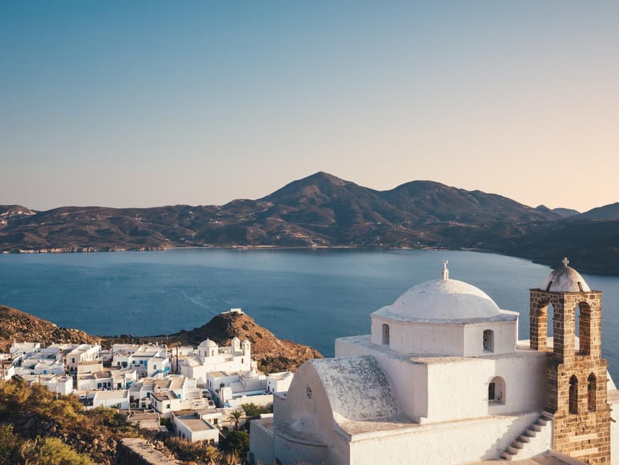Die typischen griechischen Häuser finden sich auch auf der Insel Milos. Weiße Häuser auf der griechischen Insel Milos.